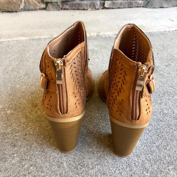 ❗️Last Pair: 7 Brown Laser Cut Ankle Booties - Picture 3 of 3